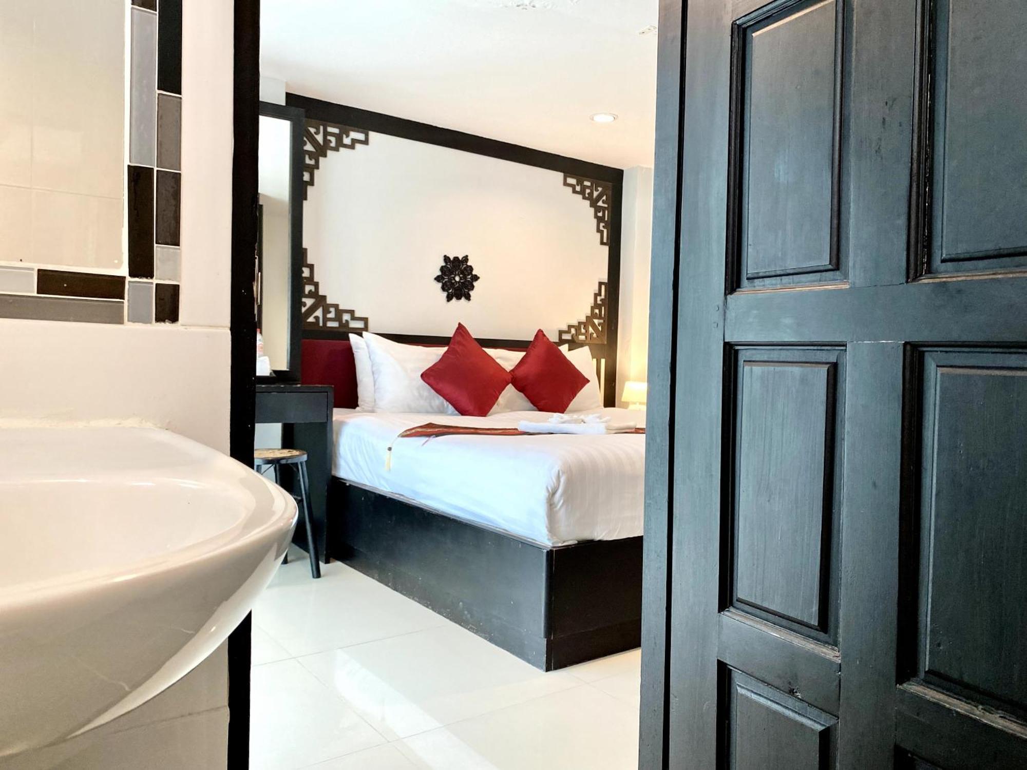 Sunray Beach Hotel Patong Екстериор снимка